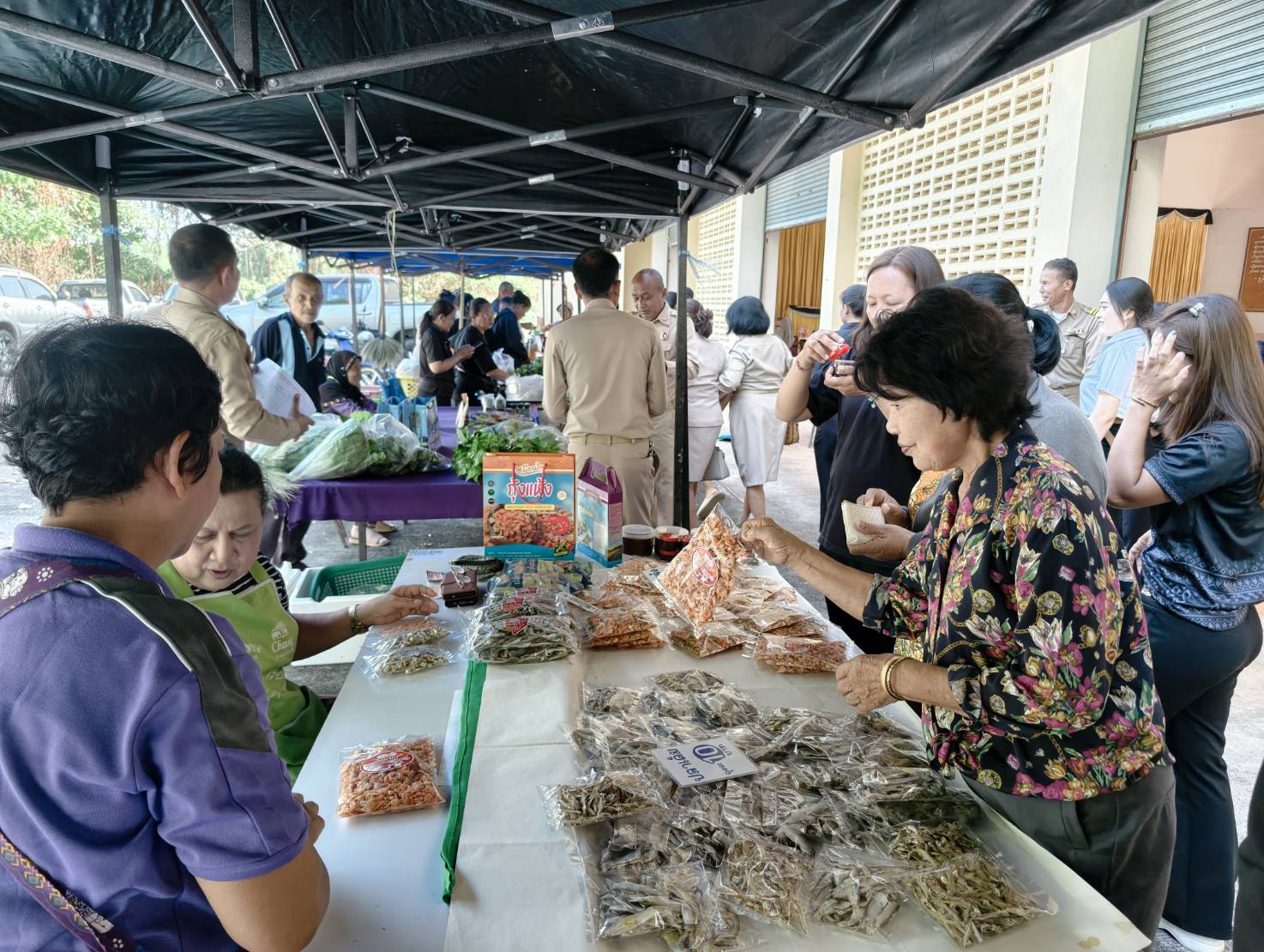 ประมวลภาพกิจกรรมการออกบู๊ทจำหน่ายสินค้าชุมชนและสินค้า OTOP ของผู้ประกอบการในพื้นที่ เพื่อกระตุ้นเศรษฐกิจฐานรากให้เข้มแข็งค่ะ